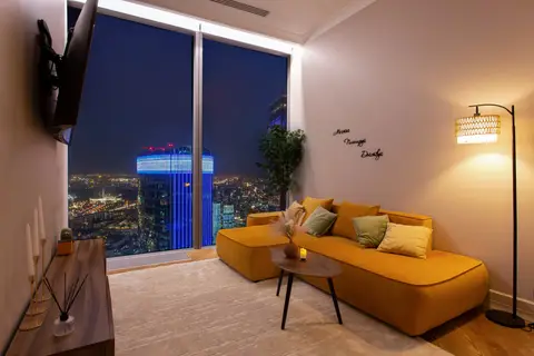 Апартаменты Sky CIty Moscow 81 этаж панорамная ванна с видом на всю Москву самый дорогой вид в Москве дизайнерский интерьер — фото 1