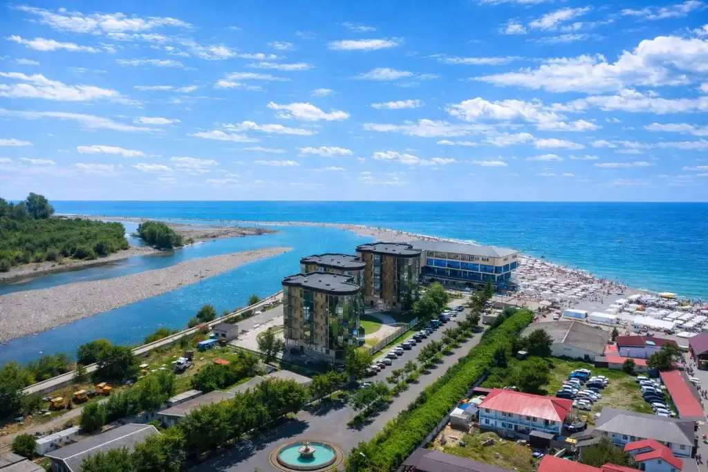 Сочи: Апартаменты Okolo Morya Комфорт студия с видом на море и реку