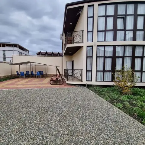 Квартира уютная квартира студия в двухэтажном коттедже с бассейном — фото 1