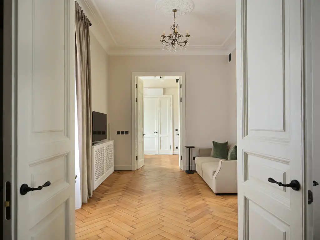 Апартаменты D Apartments в Роскошном Особняке с Анфиладой и Балконом — фото 1