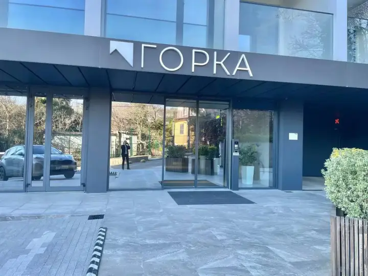 Сочи: Квартира в Хосте для 2 гостей с балконом на 9 этаже и панорамным видом на море в ЖК Горка с бассейном 10 минут до моря