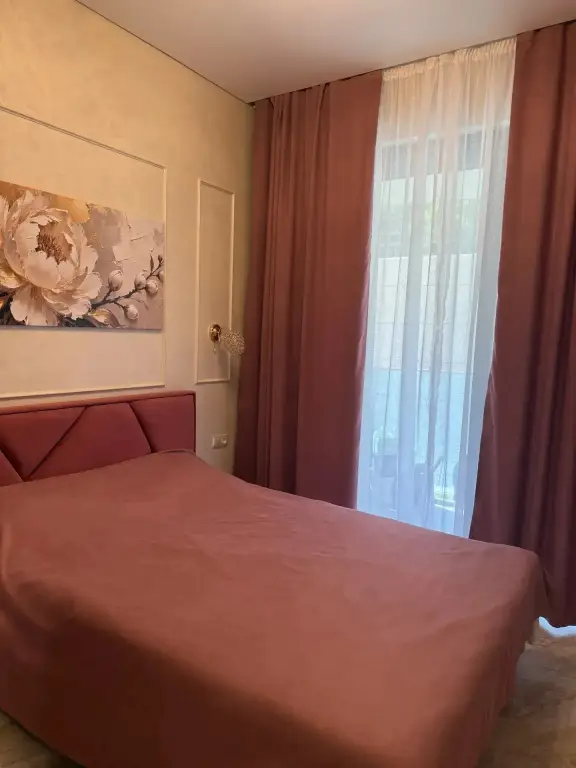 Апартаменты Уютные с отдельной спальней в 50 м от пляжа — фото 1
