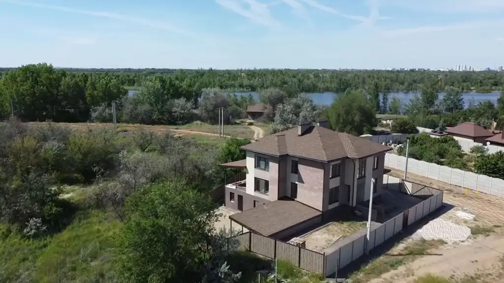 Частный дом Шикарный на берегу реки — фото 1