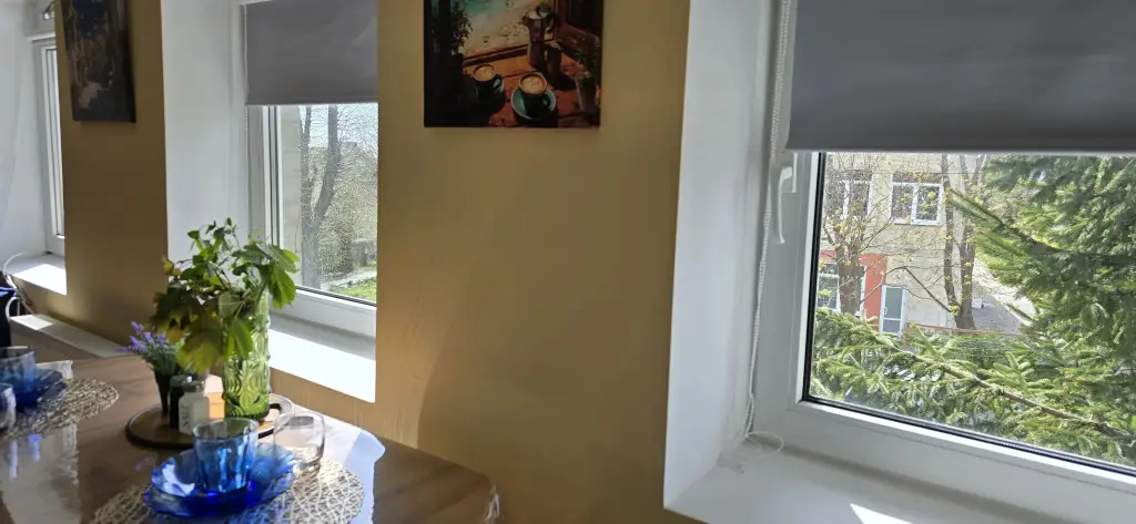 Янтарный: Квартира Лучше чем дома в доме с надписью на фасаде