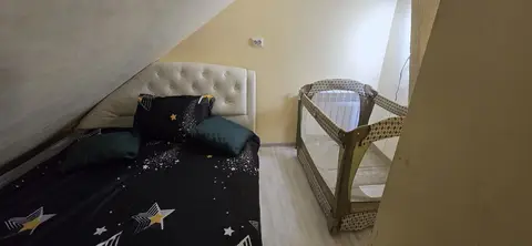 Квартира Лучше чем дома в доме с надписью на фасаде — фото 1