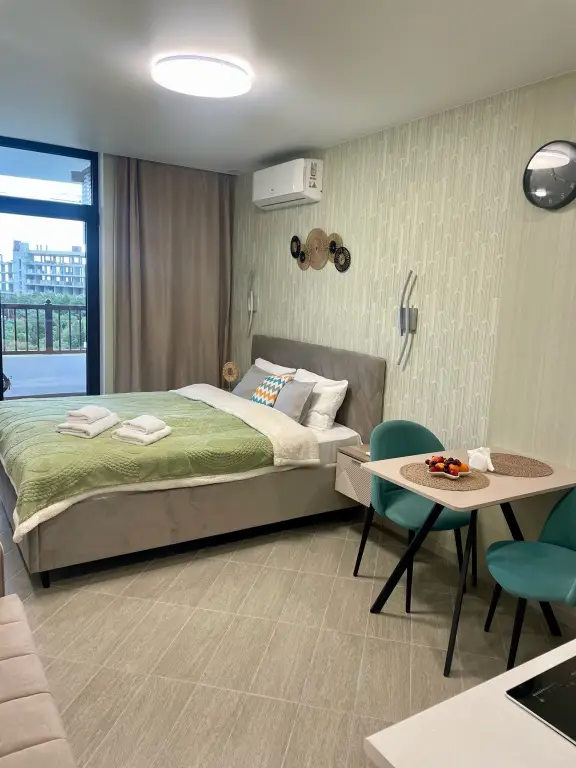 Алушта: Квартира около моря в Алуште с бассейном
