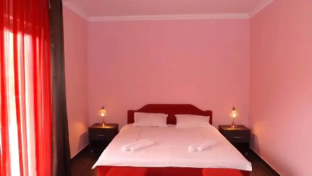 Сутоморе: Guest House West Gate
