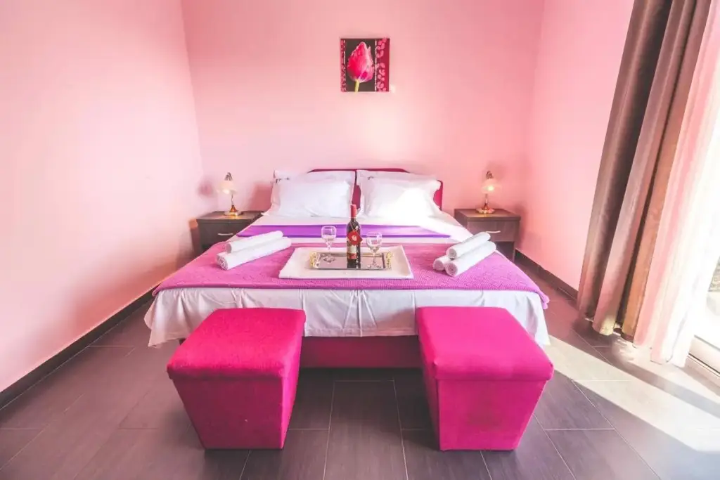 Сутоморе: Guest House West Gate