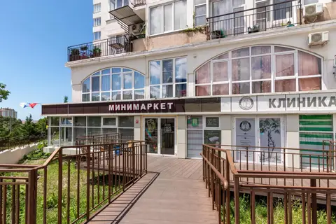 Евротрешка с видом на город и горы — фото 1