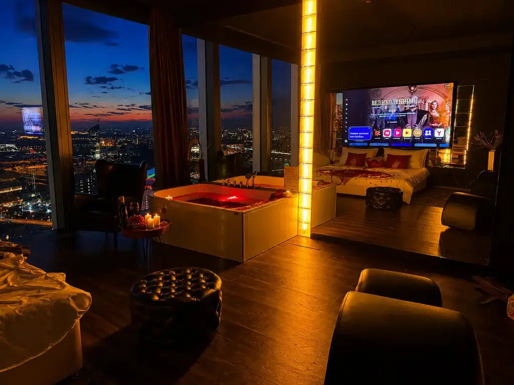 Москва: Апартаменты Sky City Moscow Джакузи у окна на 55 этаже с подсветкой и музыкой Закатная сторона Редкий вид на Парк победы и город