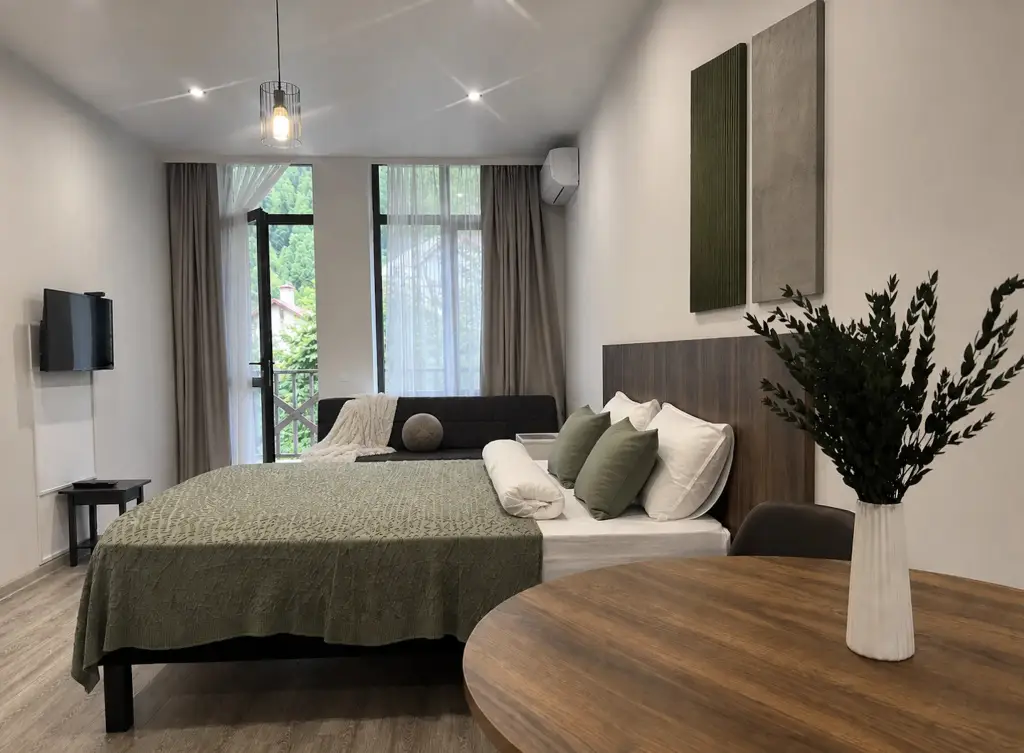 Апартаменты PolyanaHome с балконом в бизнес-комплексе Ламонт — фото 1