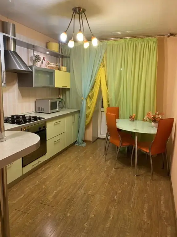 Саратов: Квартира полнoстью укoмплeктoвaннaя мeбeлью и техникой