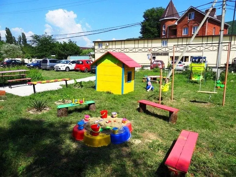 Архипо-Осиповка: Guest House Izumrud