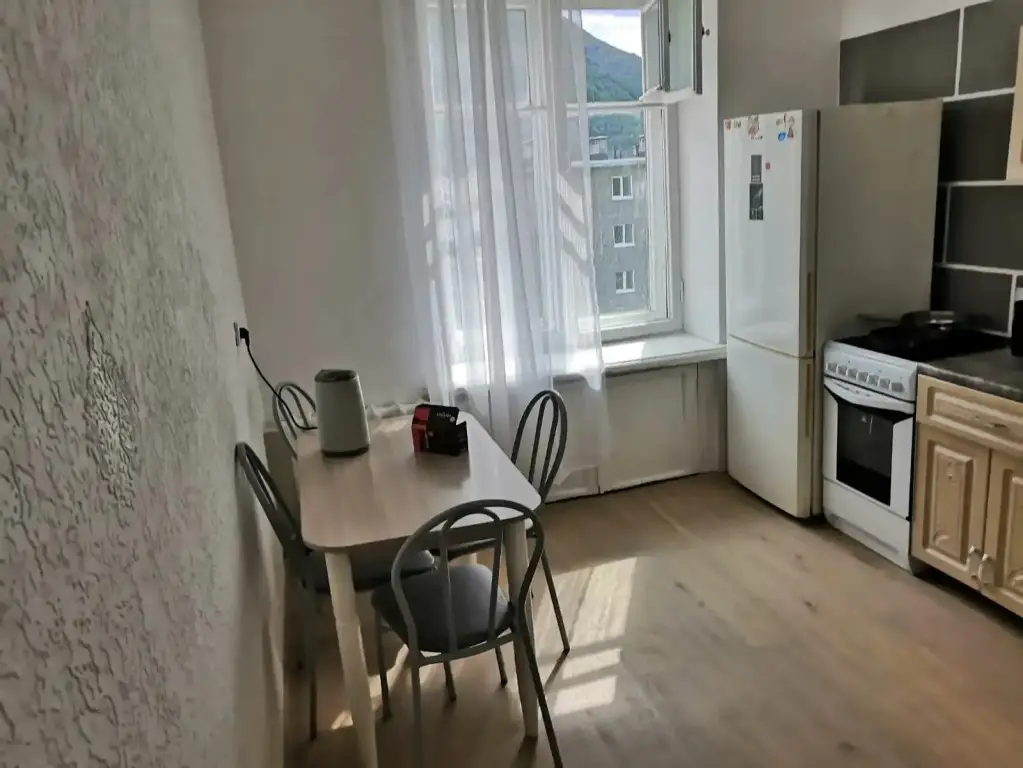 Кировск: Trekhkomnatnye Na Kirova 30 Apartments