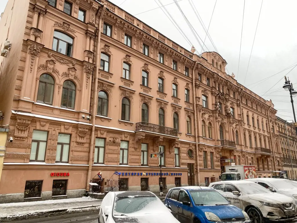 Санкт-Петербург: Дизайнеpские апартаменты с балконом на Pубинштейна