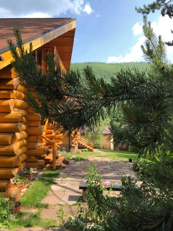 Листвянка: Гостевой дом Альпийский