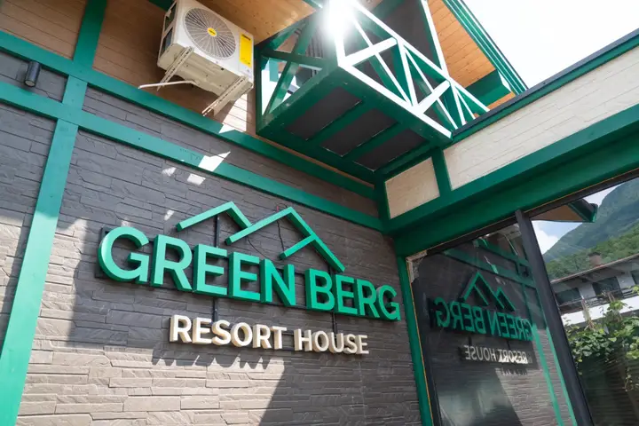 Красная Поляна: Апартаменты Green Berg 22