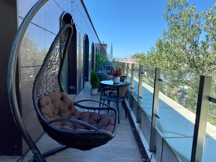 Санкт-Петербург: Апартаменты MyhomeYourhome с террасой на Савушкина 104