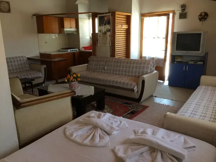 Чешме: Parmis Rooms
