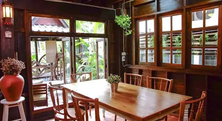 Бангкок: The Wooden House