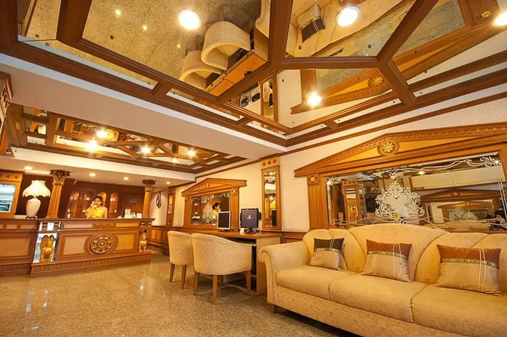 Бангкок: Golden House BTS Chidlom Bangkok