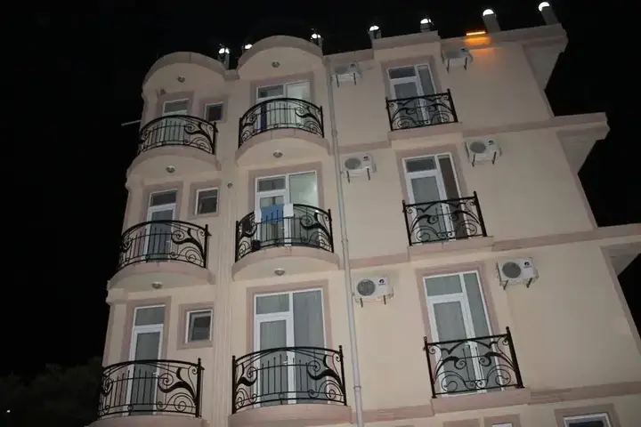 Батуми: Beach House Hotel