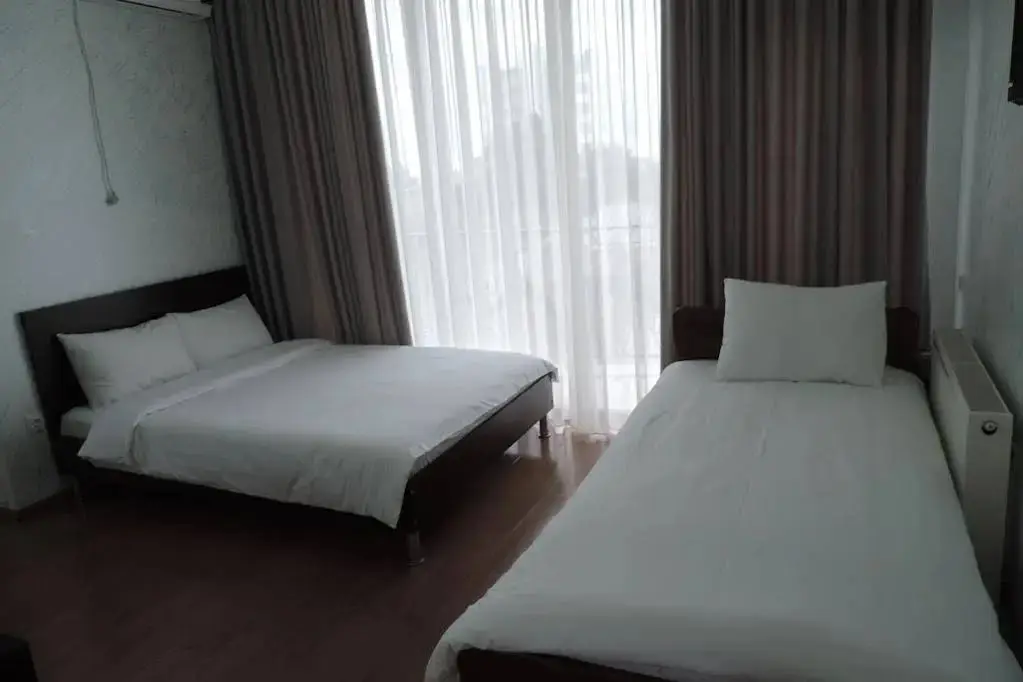 Батуми: Beach House Hotel