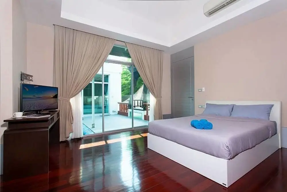 На Чом Тхиан: Jomtien Waree 9 with 6 bedrooms