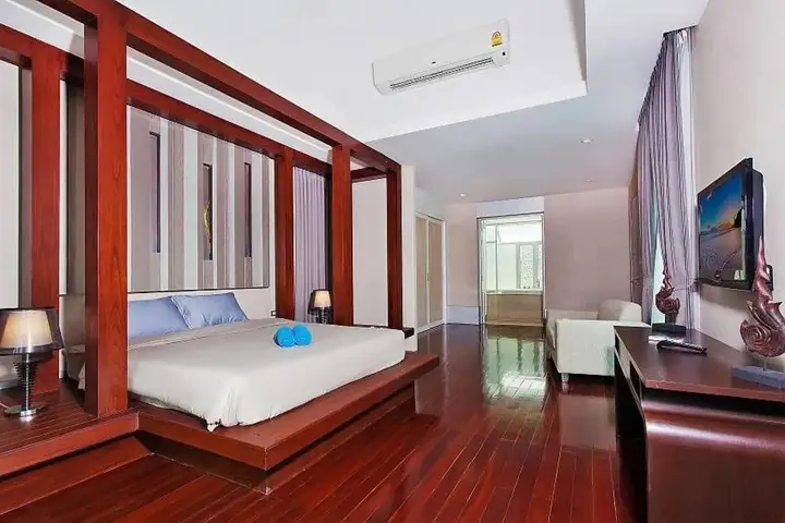 На Чом Тхиан: Jomtien Waree 9 with 6 bedrooms