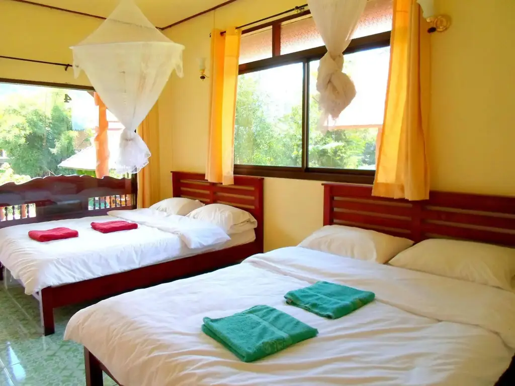 Фаном: Baan Rimnam Resort Khao Sok
