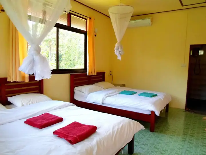 Фаном: Baan Rimnam Resort Khao Sok