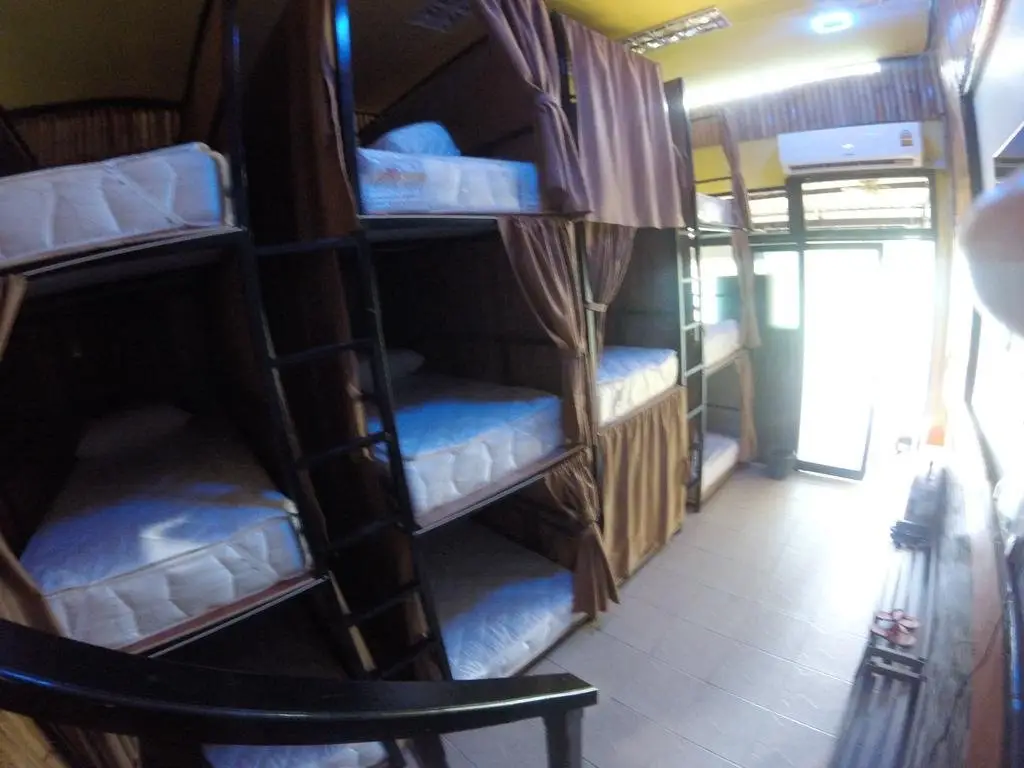 Coma Hostel and Travel Agency(โคมา เลาจน์ แอนด์ โฮสเทล) — фото 1