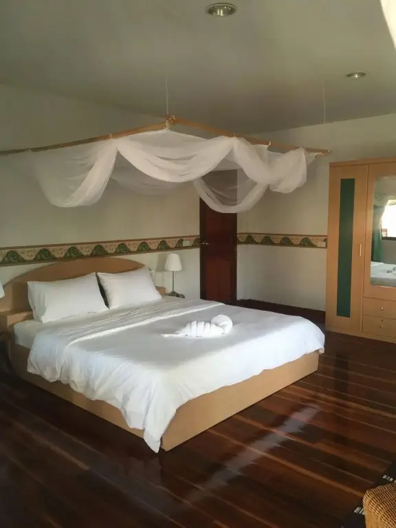 Сам-Рои-Йот: Lyndale Lodge