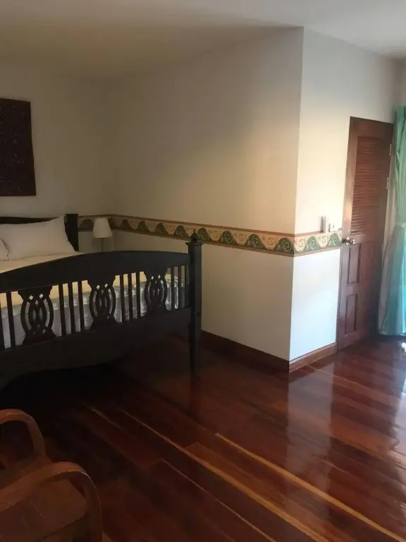 Сам-Рои-Йот: Lyndale Lodge