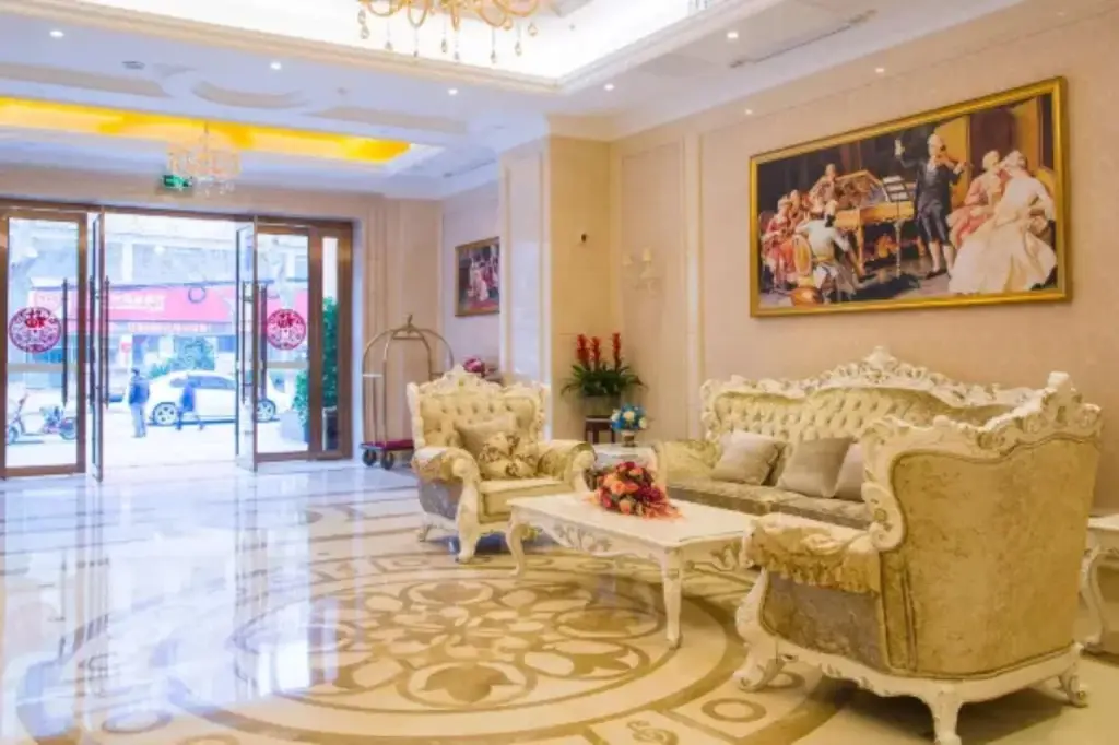 Ухань: Vienna Hotel (Wuhan Lingjiaohu Wanda Metro Station)