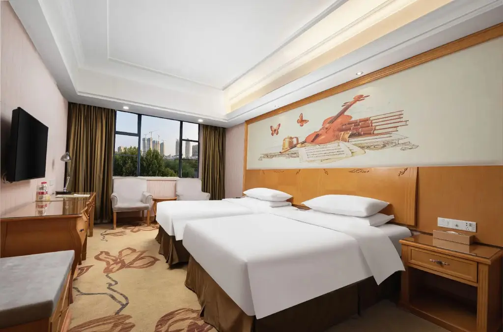 Ухань: Vienna Hotel (Wuhan Lingjiaohu Wanda Metro Station)