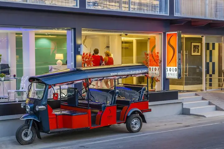 Бангкок: Solo Express Sukhumvit 81