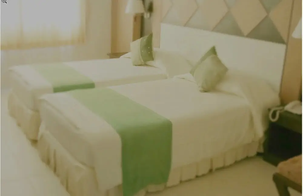 Амнатчарен: LJ the Emerald Hotel