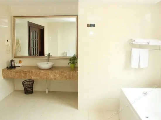 Ухань: Wuhan Chuyuan Hotel (Zhongnan Road Metro Station)