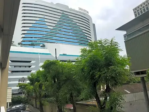 Twin Peaks Sukhumvit Suites — фото 1