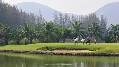 Тха-Муанг: Evergreen Hills Golf Club & Resort