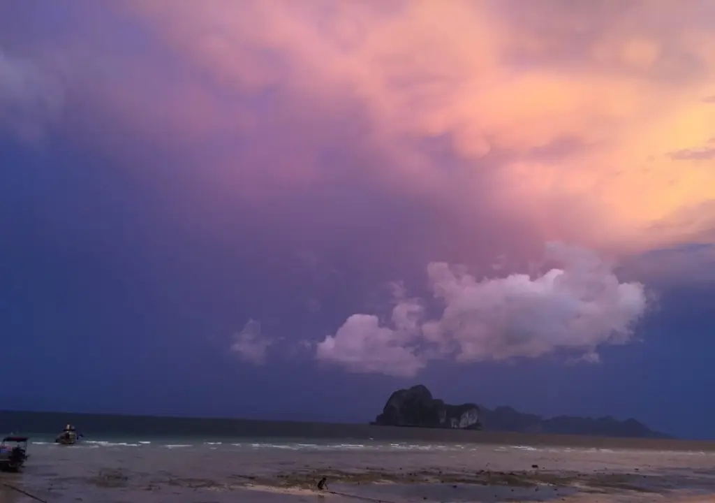 главный пляж: Koh Ngai Camping Restaurant