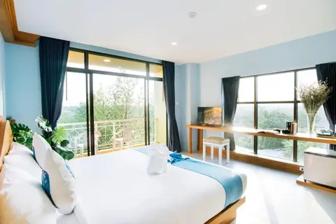 ROYAL PINEAPPLE HOTEL | A Welcome to Wealth and Good Fortune — фото 1