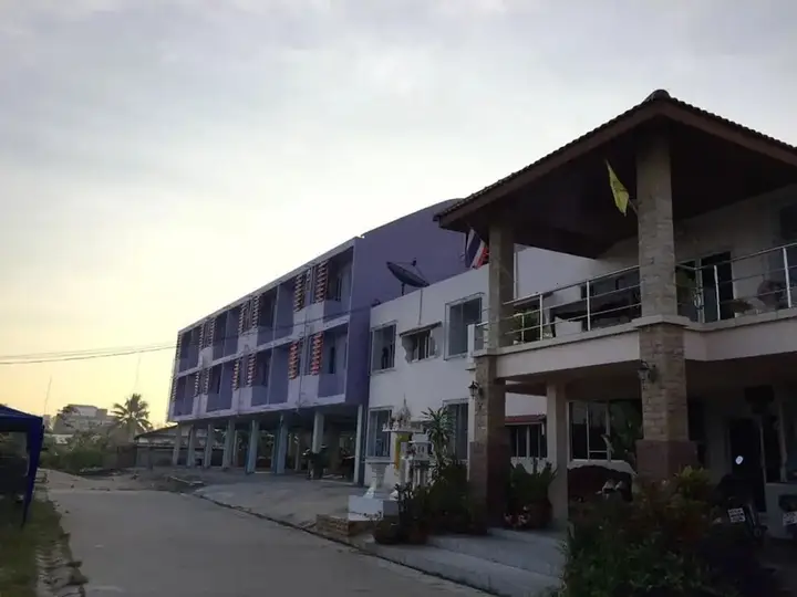 Рои Эт: Orchid Apartment