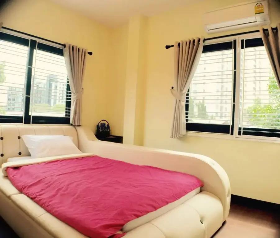 Бангкок: 4 Bedroom House at Skytrain