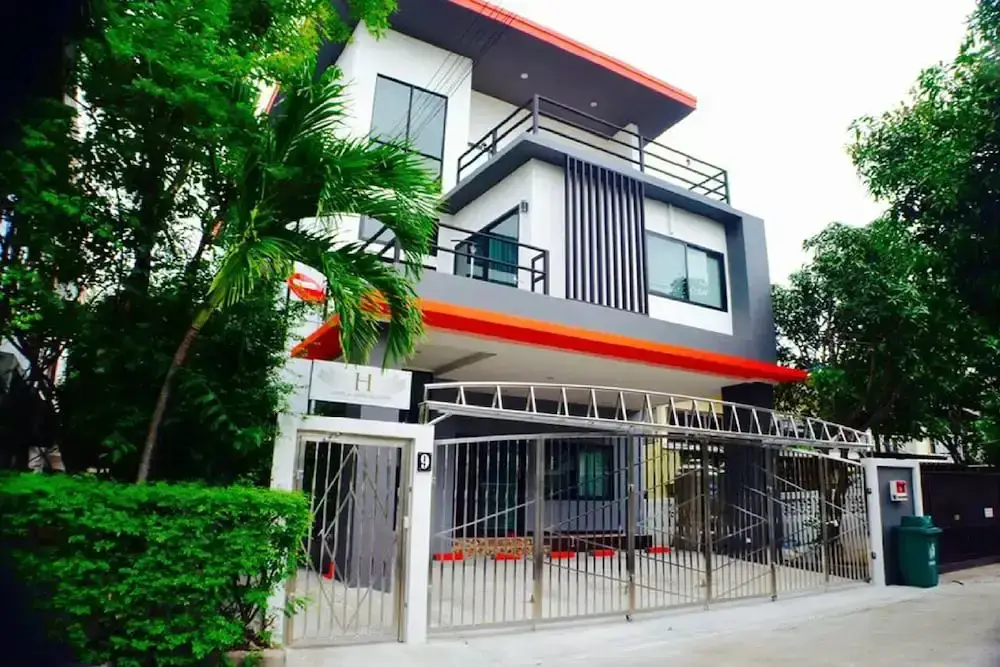 Бангкок: 4 Bedroom House at Skytrain