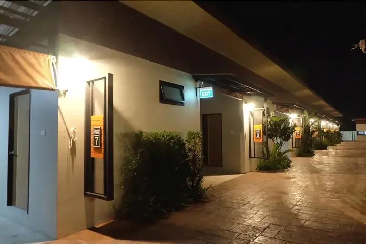 Мэй Джо: Leona hotel