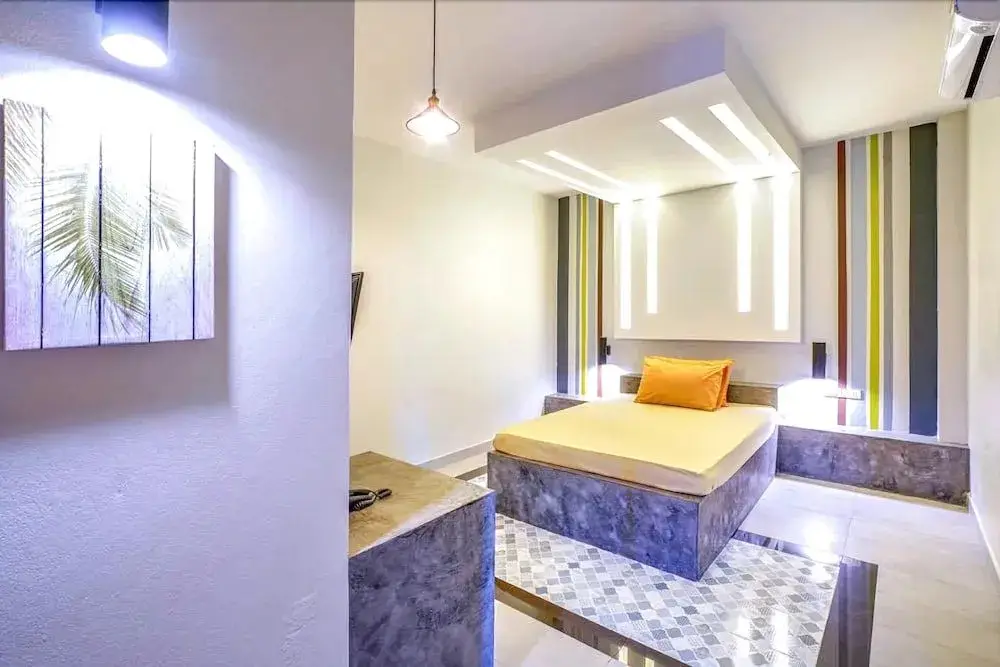 Мэй Джо: Leona hotel
