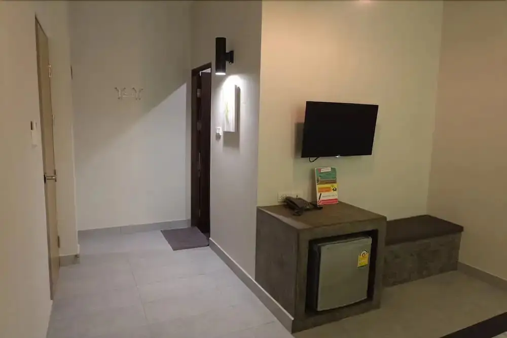 Мэй Джо: Leona hotel