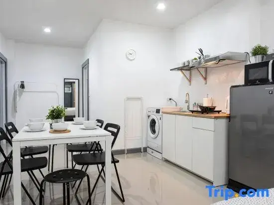 Бангкок: P1 Silom Pan large room full kitchen WIFI 4-6pax